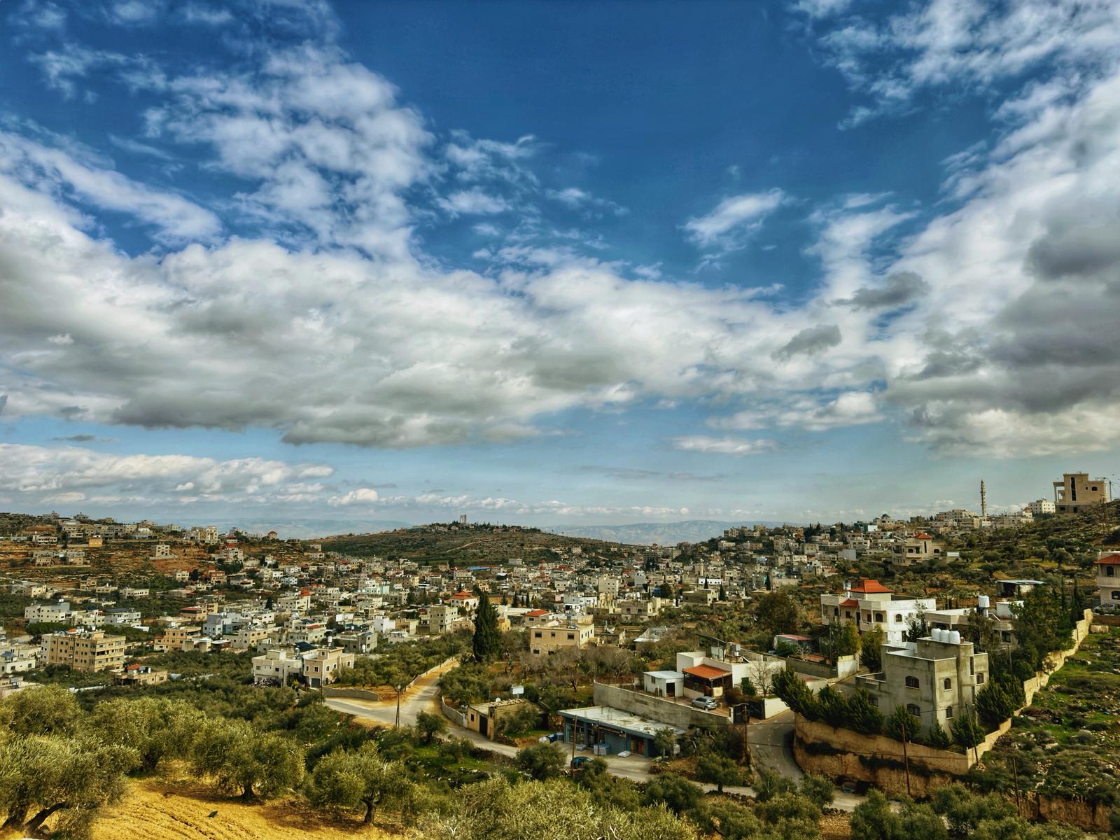 هنا يظهر الجزء الغربي من القرية و تظهر من الخلف قرية عقربا و من خلفها الأغوار و جبال السلط الأردنية، بعدسة ابن قصرة السيد محمد نزال